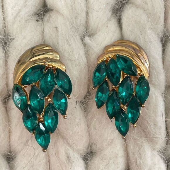 Vintage Unsigned Green Rhinestone Gold Tone Large Clip On Earrings - Picture 2 of 8